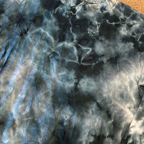 Strut this  Women’s Blue & White Tie Dye Sweatshirt