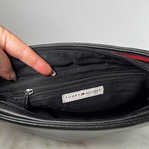 Tommy Hilfiger  90s Y2K Black faux leather purse with great logo placements