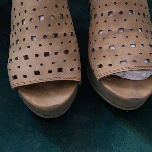 sbicca  Tan Cut Out Wedges Size 8