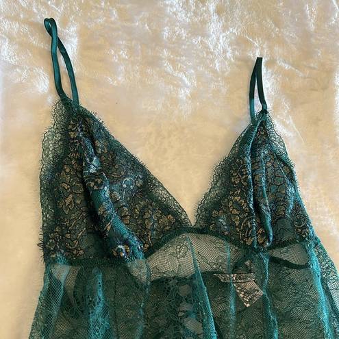 Victoria's Secret ✨ VTG Victoria’s Secret Emerald Green lace slip with gold details in M