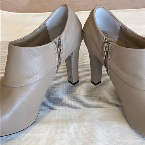 Me Too ❤️3/$20 Sale!❤️  “Laser” Beige Taupe Heeled Booties 10M