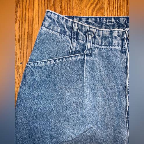 Northern Reflections Super Cool Vintage 90s  High Rise Tapered Leg Jean!