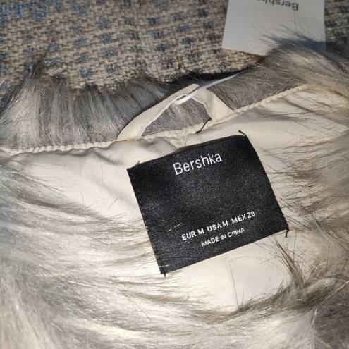 Bershka faux fur vest size M , new with tag