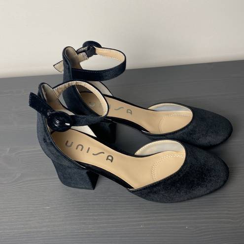 Unisa  Round Toe Ankle Strap Velvet Black
Block Heel