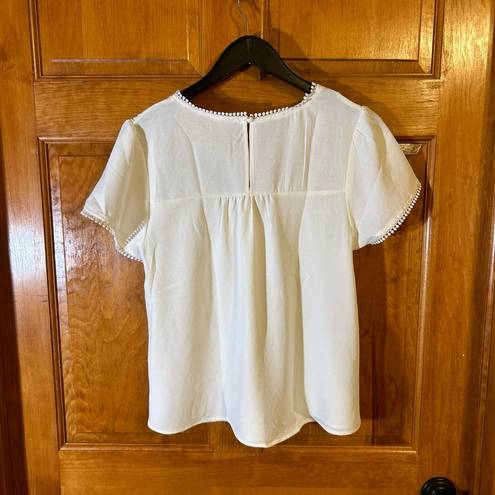 Blu Pepper  Cream Textured Flutter Sleeve Embroidered W/Button & Keyhole Lg-EUC