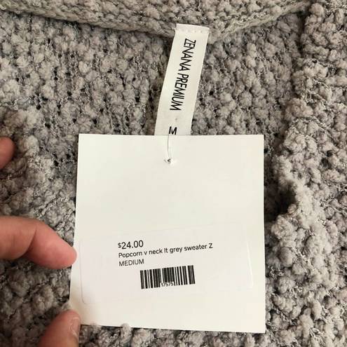 Zenana Premium  MEDIUM NWT Gray Light Weight V-Neck Popcorn Sweater