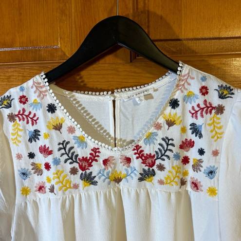 Blu Pepper  Cream Textured Flutter Sleeve Embroidered W/Button & Keyhole Lg-EUC