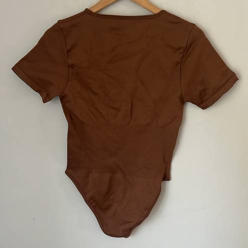 One Piece Women’s Brown OQQ  short sleeve fitted bodysuit, size XL