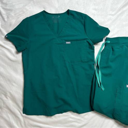 FIGS Catarina one pocket shirt and Zamora Jogger Scrubs Set in Green