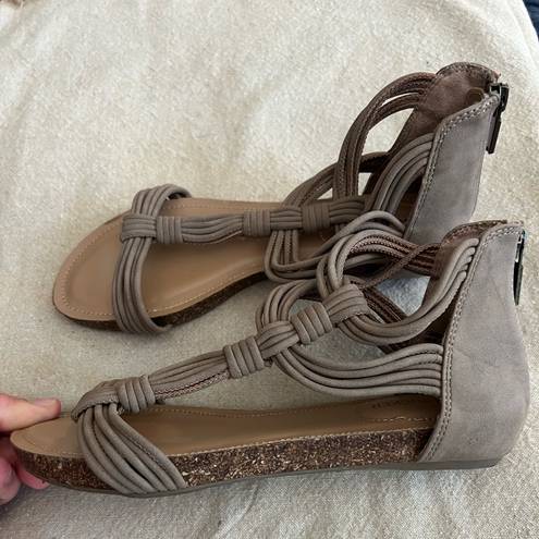 Adam Tucker Neve Flat Strappy Sandal Size 5.5 Gray