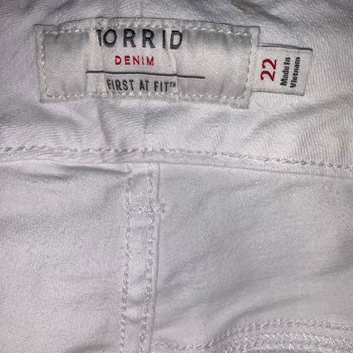 Torrid womens white shorts bermuda size 22