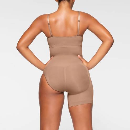 SKIMS  Seamless Sculpt Solution Short Left Leg Exposed Sienna Size Medium