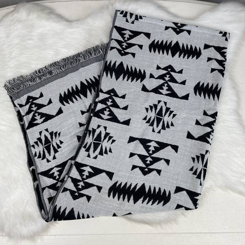 Forever 21 ❄️ Black White Southwestern Print Blanket Scarf Double Sided 2 in 1 