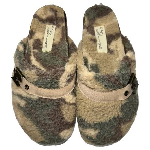 Vintage Havana  Women’s 6.5 Green Tan Multi Camouflage Ricky Fuzzy Fleece Clogs