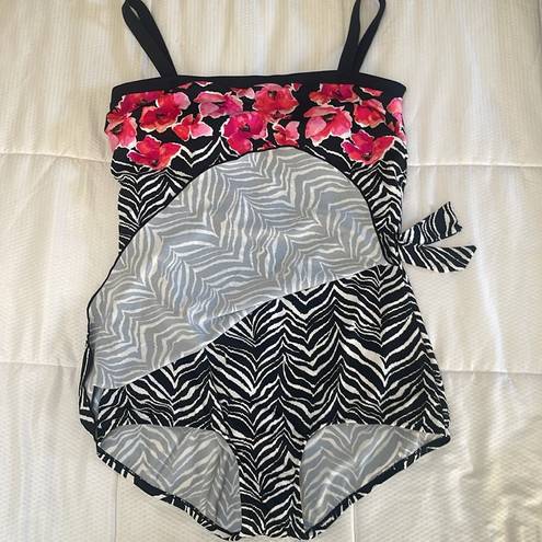 Maxine of Hollywood  one piece swimsuit.  Size 18. NWT. Removable straps.