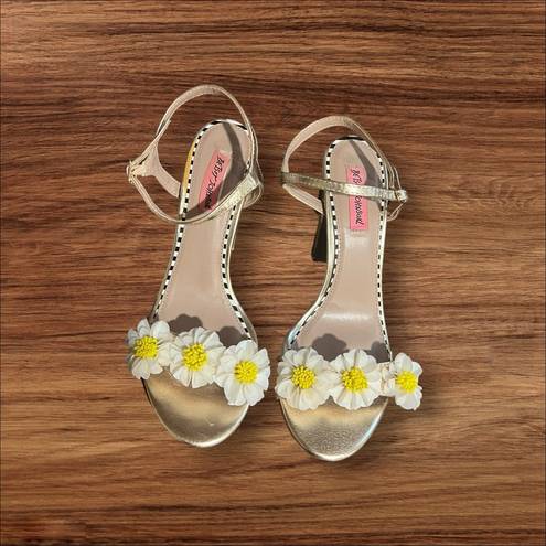 Betsey Johnson  Sedona Gold Daisy Sandals Size 9