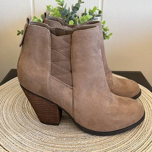 mix no. 6  Vince Ankle Boots Booties Tan Chunky heel sz 7.5