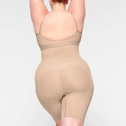 SKIMS  Seamless Sculpt Mid Thigh Short Shapewear in Mica Size Medium