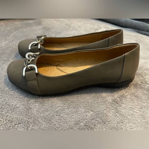 Cliffs  by White Mountain Flats • Gray with Chain Detail