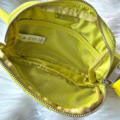  ATHLETICA | Lululemon Everywhere Belt Bag Yellow Serpentine | 1L