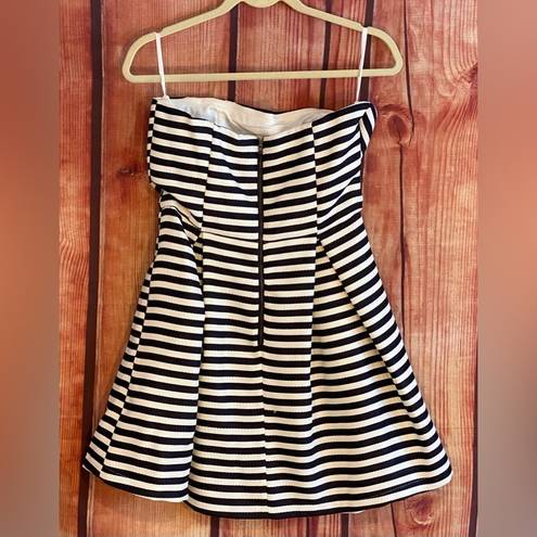 Sans Souci Sz L 💕💕 Women’s strapless navy/white striped flare dress! Cute!!!