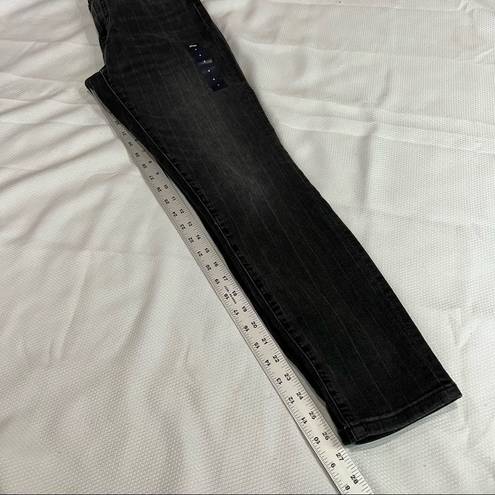 Tommy Hilfiger  Black High Rise Legging Large Rear Pocket Logo Jeans.