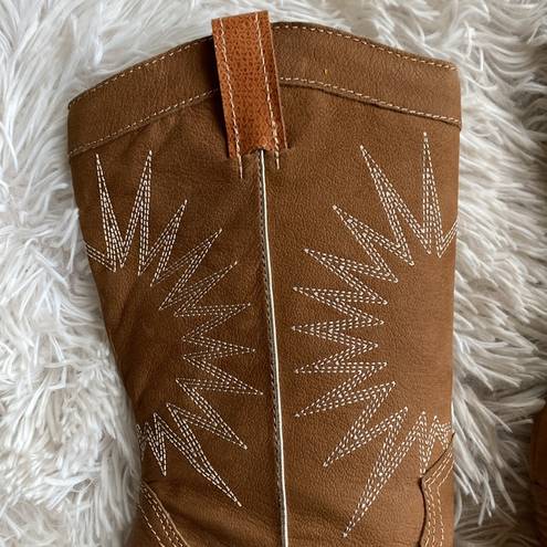 Cute Cowgirl embroidered mid calf boots, size 6 Brown