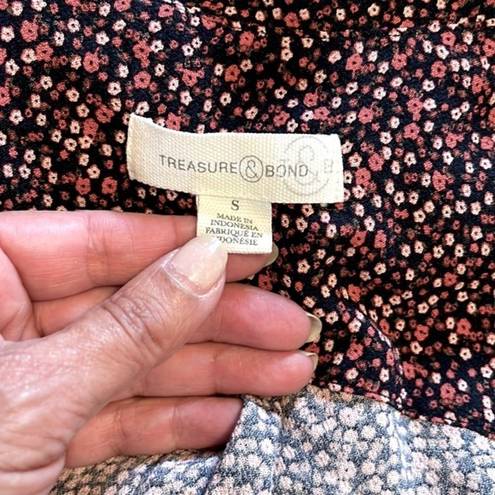 Treasure & Bond NWT   Rayon Button Down Floral Blouse. Short sleeve. Size Small