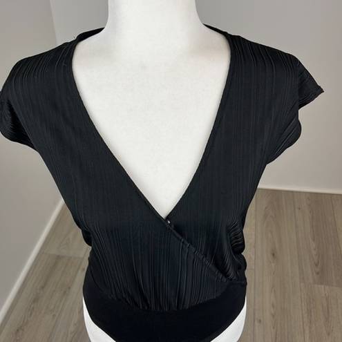 Paper Crane  Black Short Sleeve V-Neck Bodysuit Size M