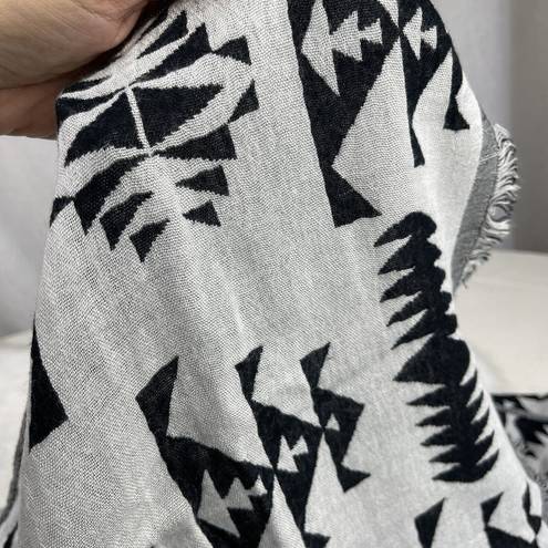 Forever 21 ❄️ Black White Southwestern Print Blanket Scarf Double Sided 2 in 1 