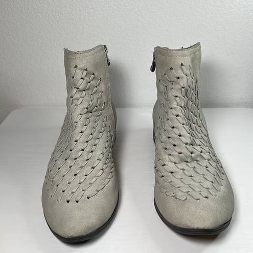 blowfish  Malibu Gray Weaved Suede Booties Size 9