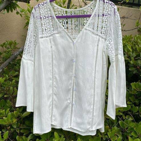 Buttons 👚White top/blouse w/lace detail & front . Either M or L. Never worn.