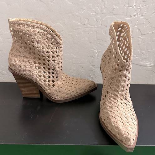 Jessica Simpson  Lukkah Tan Bootie Women Size NWOB