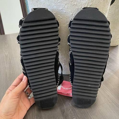 Farm Rio NWT!  black and whiteZigzag Stitch Sandal Size 9