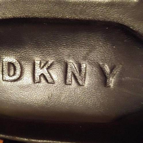 DKNY NWOT  sandals