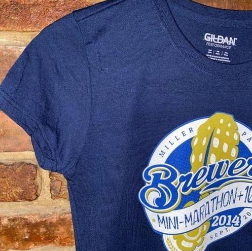 Gildan NWOT Brewer’s Mini-Marathon 2014 Graphic Short Sleeve T-Shirt Women's Size Small