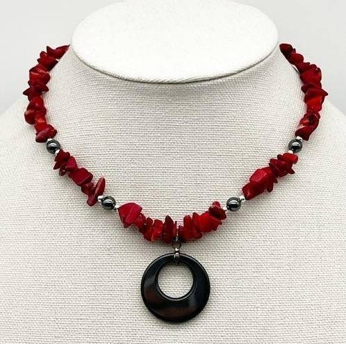 Red Stone Chip Gunmetal Gray Circle Pendant Fashion Necklace 15.5”