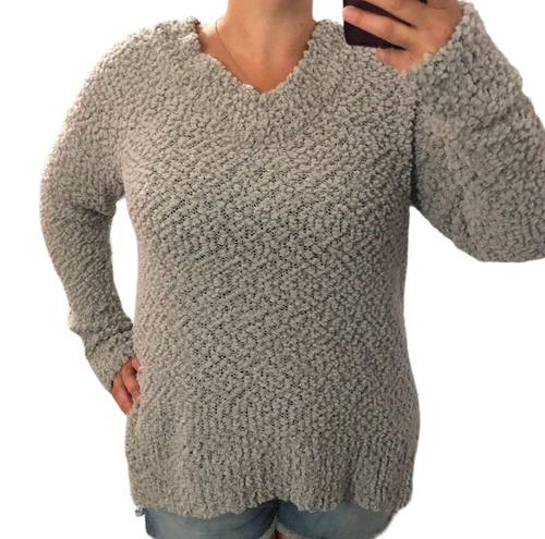 Zenana Premium  MEDIUM NWT Gray Light Weight V-Neck Popcorn Sweater