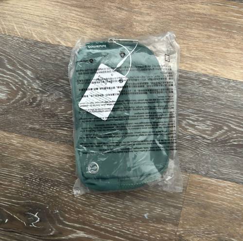 Lululemon NWT  teal green belt bag