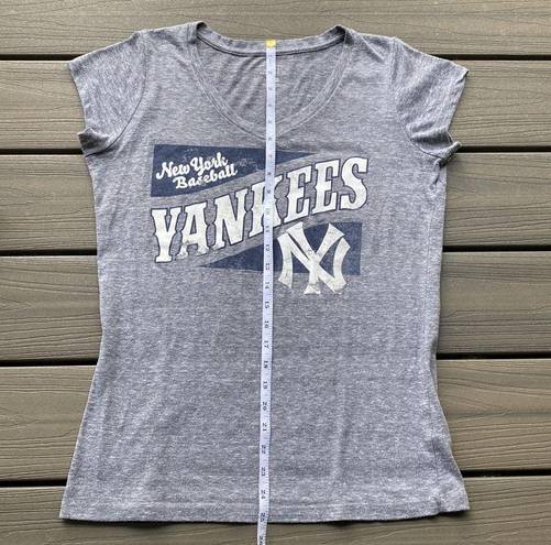 Genuine Merchandise New York Yankees  Campus Lifestyle sz Large Grey V Ne…