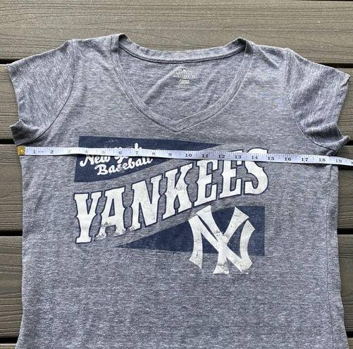 Genuine Merchandise New York Yankees  Campus Lifestyle sz Large Grey V Ne…