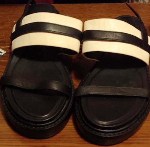 DKNY NWOT  sandals