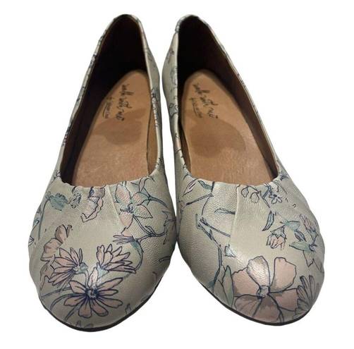 Coldwater Creek Walk With Me  Floral Butterfly Print Leather Heels SIZE 9.5