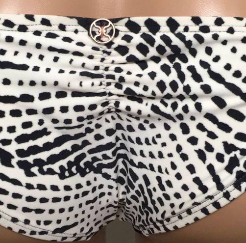 Vix Paula Hermanny  black and white bikini bottoms