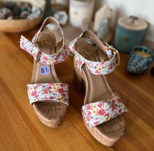 Cute chunky floral print high heel shoes size 8.5 never worn like new!