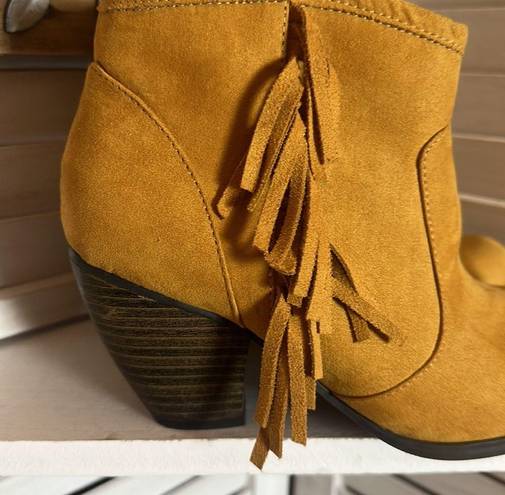 Shoedazzle  mustard booties with fringe