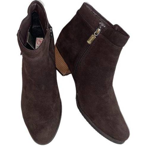 Blondo  “Isaac” Waterproof, dark brown suede ankle booties. Size 10. EUC