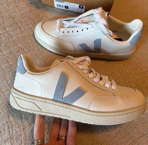 VEJA NIB Size 6  V-12 Leather Sneakers