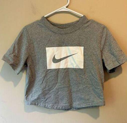 Nike  cropped tee