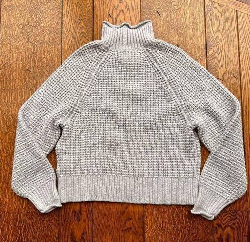 American Eagle  Small Gray Knitted Sweater Preowned